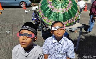 cara aman lihat gerhana matahari total, pengamatan gerhana matahari, kacamata gerhana bersertifikat, bahaya melihat gerhana tanpa pelindung, filter solar filter - Cara Aman Lihat Gerhana Matahari Total 12 Agustus Tanpa Rusak Mata