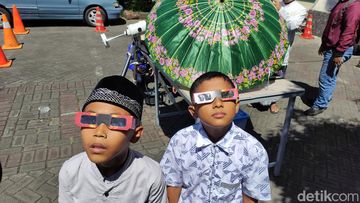cara aman lihat gerhana matahari total, pengamatan gerhana matahari, kacamata gerhana bersertifikat, bahaya melihat gerhana tanpa pelindung, filter solar filter - Cara Aman Lihat Gerhana Matahari Total 12 Agustus Tanpa Rusak Mata